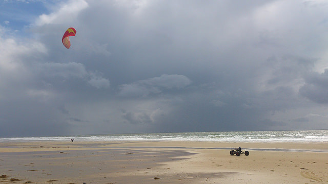 Kite surfing at Montalivet Beach